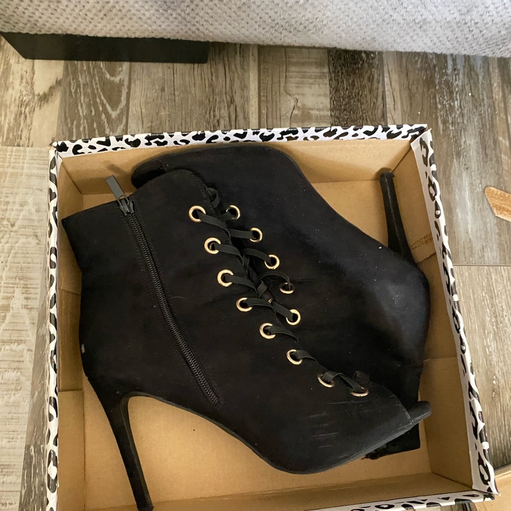 Black straps bootie